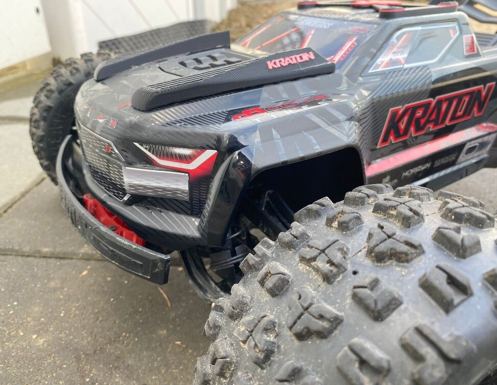 Schrägansicht des Kraton mit Haubenschutz auf der Motorhaube