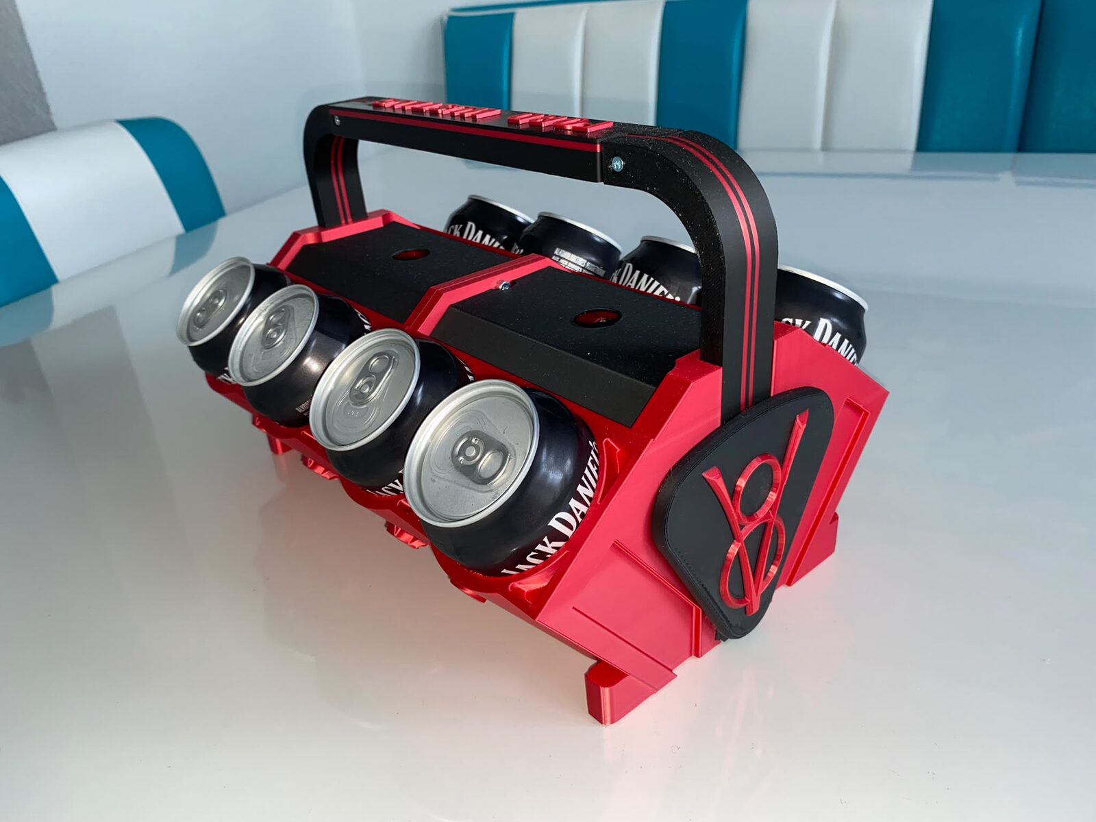 Roter V8-Getränkekühler mit V8-Emblem, bestückt mit Dosen
