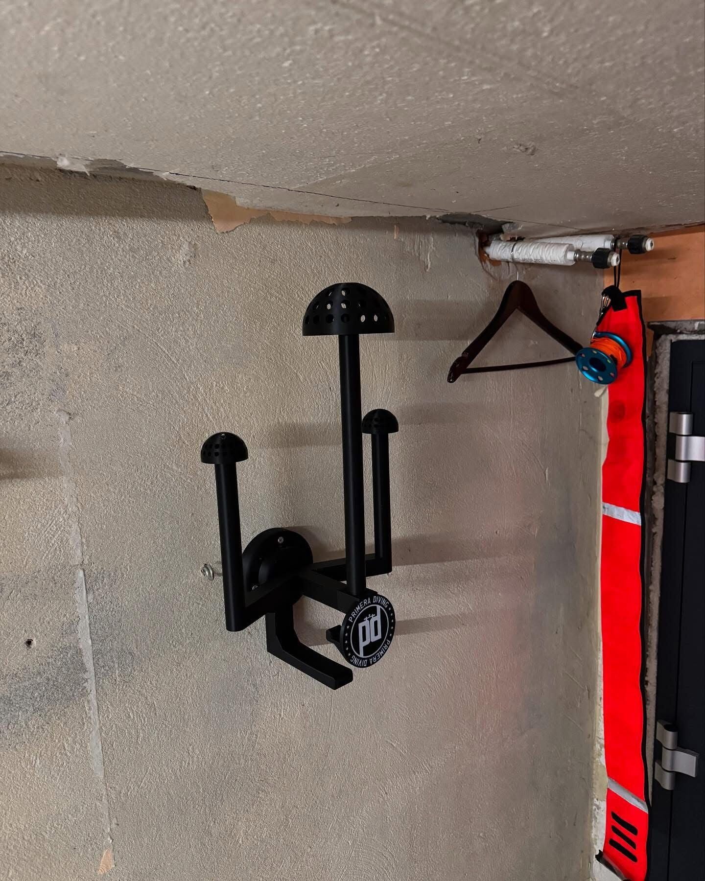 Leerer Wandtrockner mit drei Haltern an der Wand
