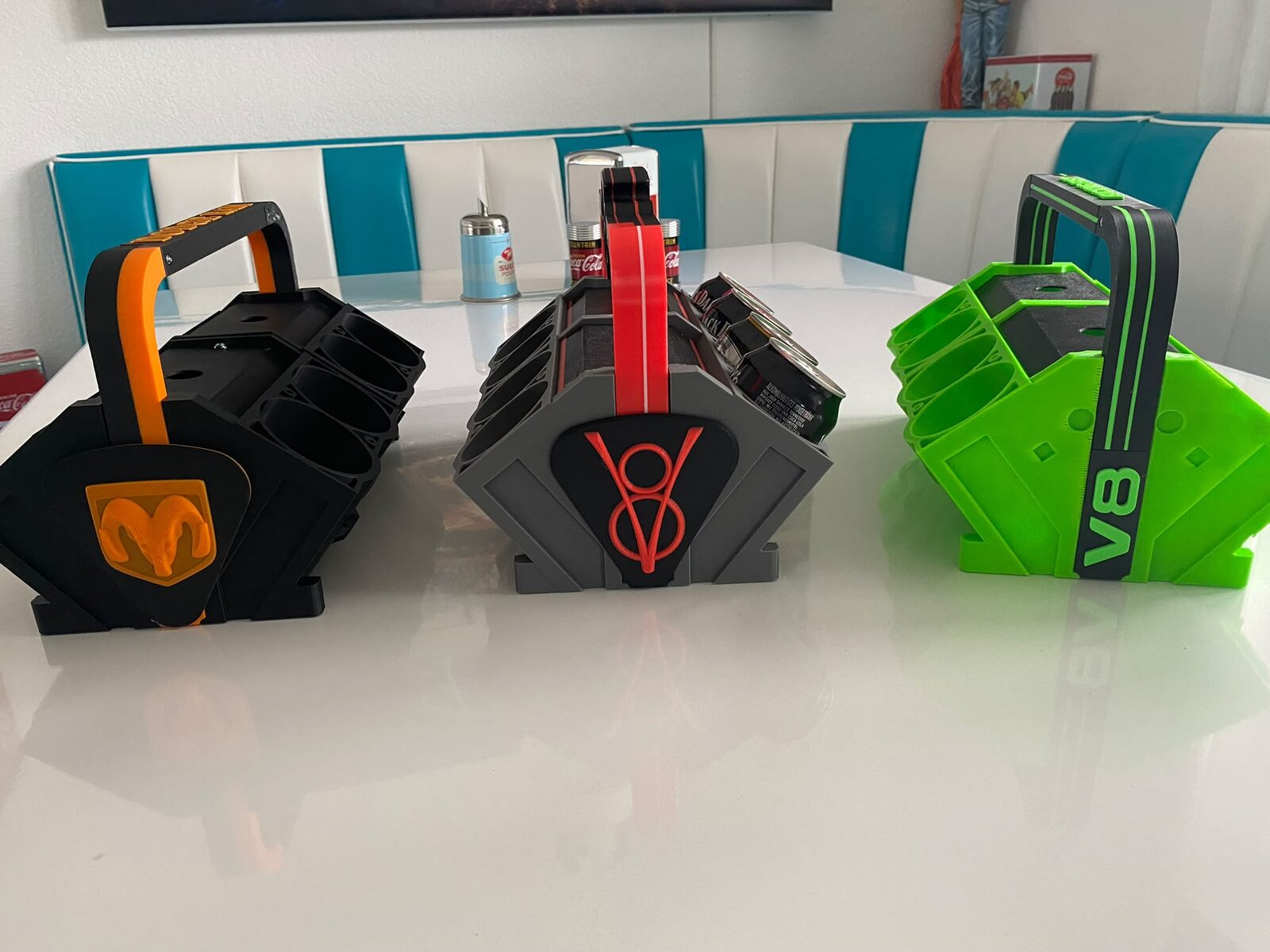 Drei V8-Kühler in verschiedenen Farben nebeneinander