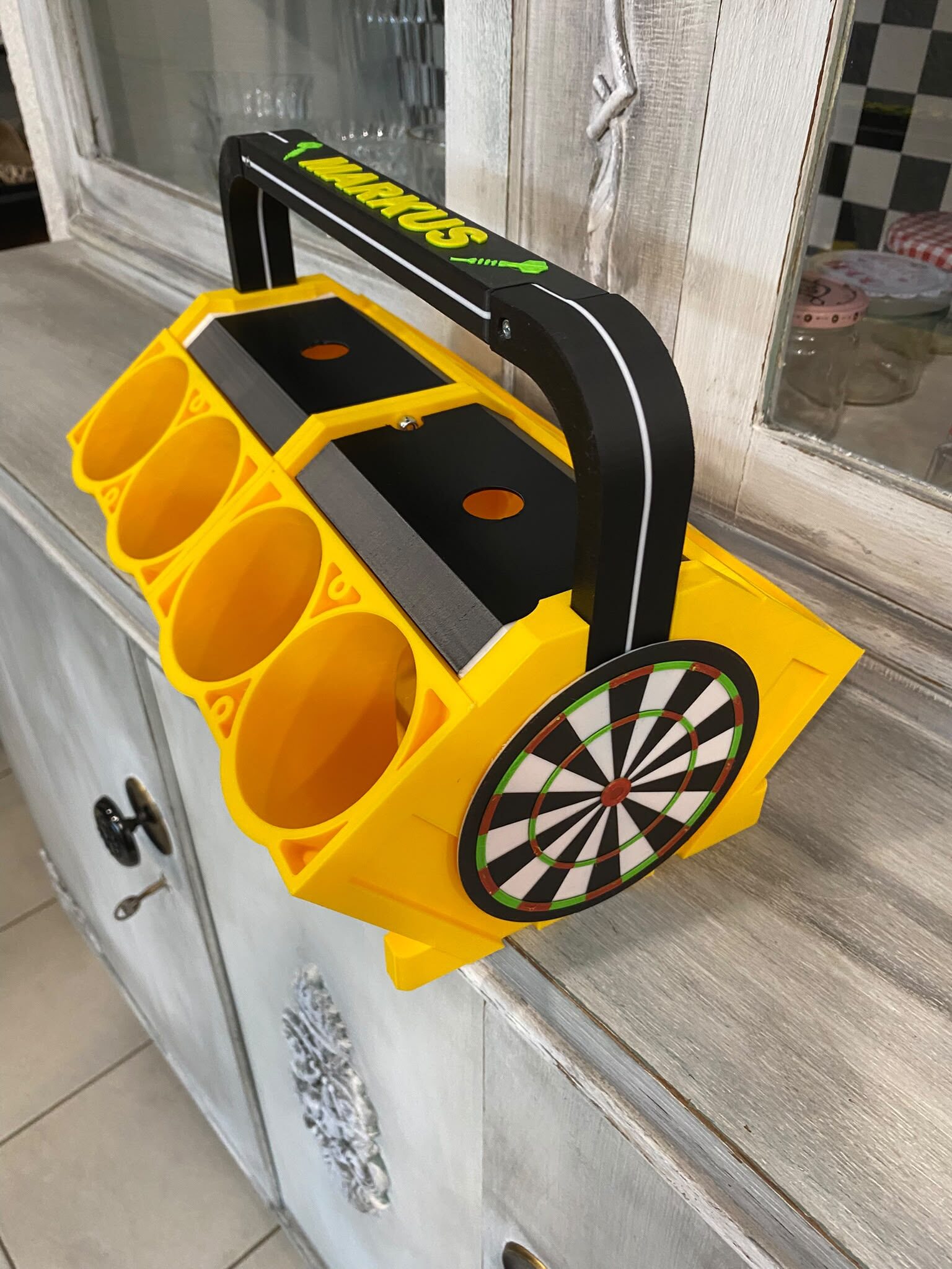 Gelb-schwarzer V8-Kühler mit Dartscheibe und Namen am Griff