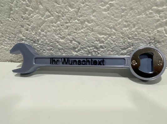 Flaschenöffner in Schraubenschlüssel Form mit Wunsch Text